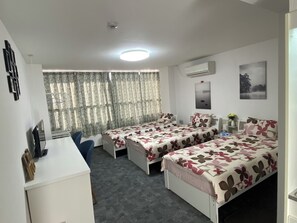 1 Schlafzimmer, Schreibtisch, Bettwäsche
