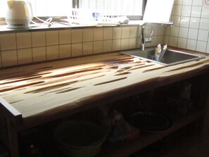 Kühlschrank, Mikrowelle, Herdplatte, Kochgeschirr/Geschirr/Besteck