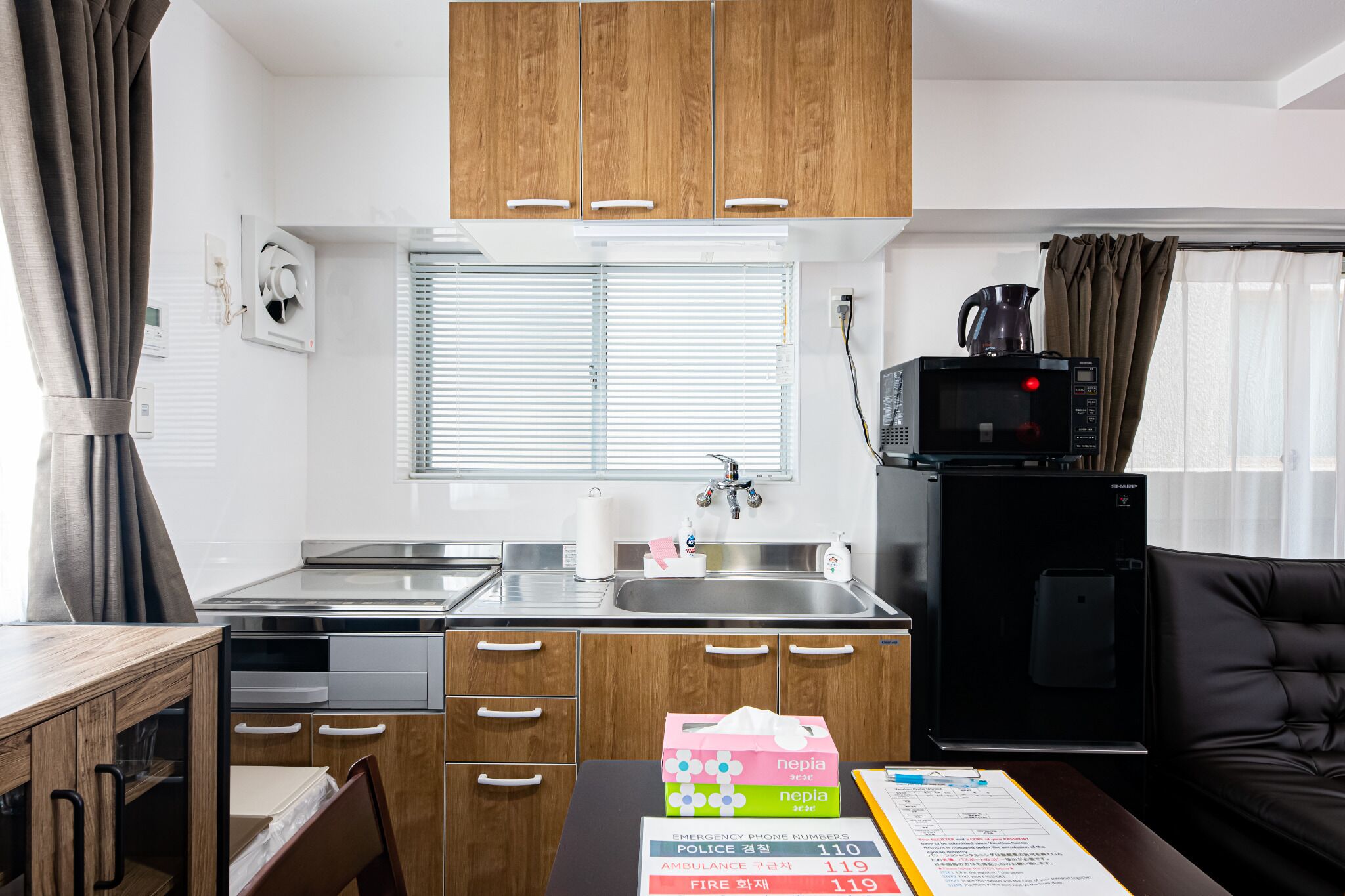 Een koelkast, een microgolfoven, een kookplaat