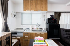 Kjøleskap, mikrobølgeovn, kokeplater og kjøkkenutstyr