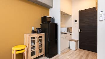冰箱、微波炉、炉灶、厨具/餐具