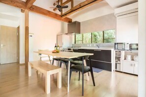 Réfrigérateur, micro-ondes, plaque de cuisson