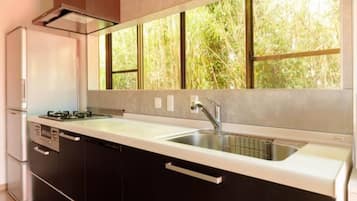 Refrigerador, microondas, placa de cocina, utensilios de cocina