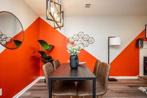 Dining - Entire Home in Norcross, 7 Min to I-85 (Norcross)