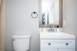 Shower, hair dryer, towels - Entire Home in Norcross, 7 Min to I-85 (Norcross)