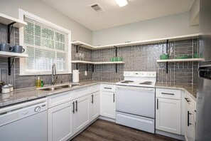 Kühlschrank, Mikrowelle, Herdplatte, Geschirrspüler