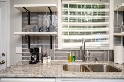 Entire Home in Norcross, 7 Min to I-85