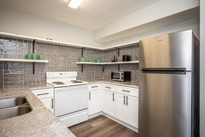 Fridge, microwave, stovetop, dishwasher
