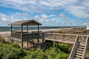 On the beach - "Gulls & Bouys II" - Oceanfront Home, 4 Bedrooms / 4 Bathrooms (Holden Beach)