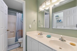 Combined shower/bathtub