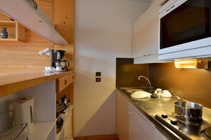 Kühlschrank, Mikrowelle, Geschirrspüler, Hochstuhl