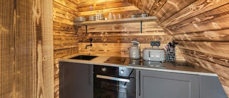 Refrigerador, tetera/pava eléctrica, tostadora, utensilios de cocina