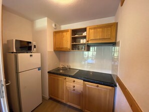 Réfrigérateur, micro-ondes, lave-vaisselle, cafetière/bouilloire