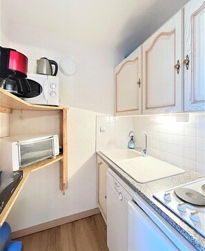 Microwave, oven, dishwasher, coffee/tea maker