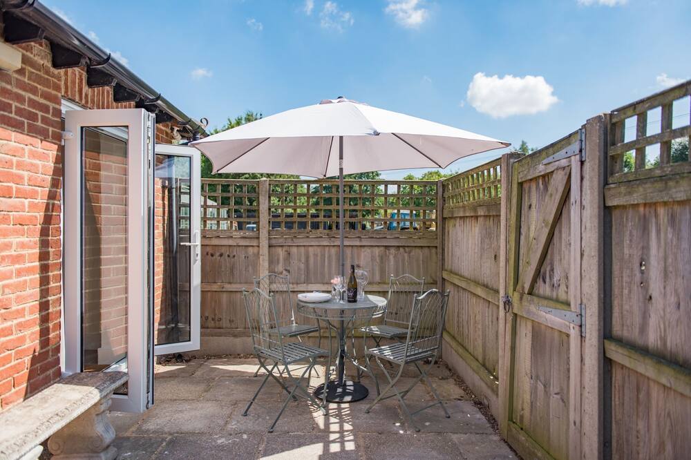 The Roost - a country lodge sleeps 2 guests in 1 bedroom