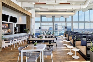 2 bars/lounges, rooftop bar - Embassy Suites by Hilton Nashville Downtown (Nashville)