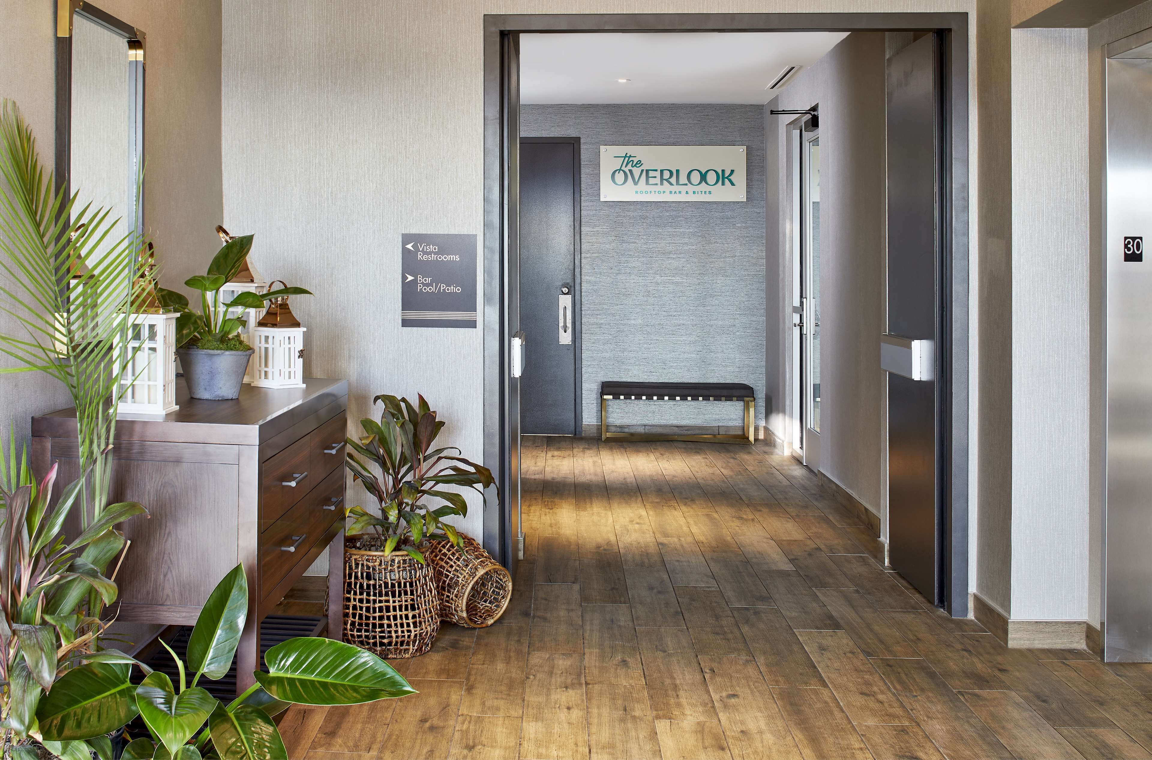 2 bars/lounges, rooftop bar