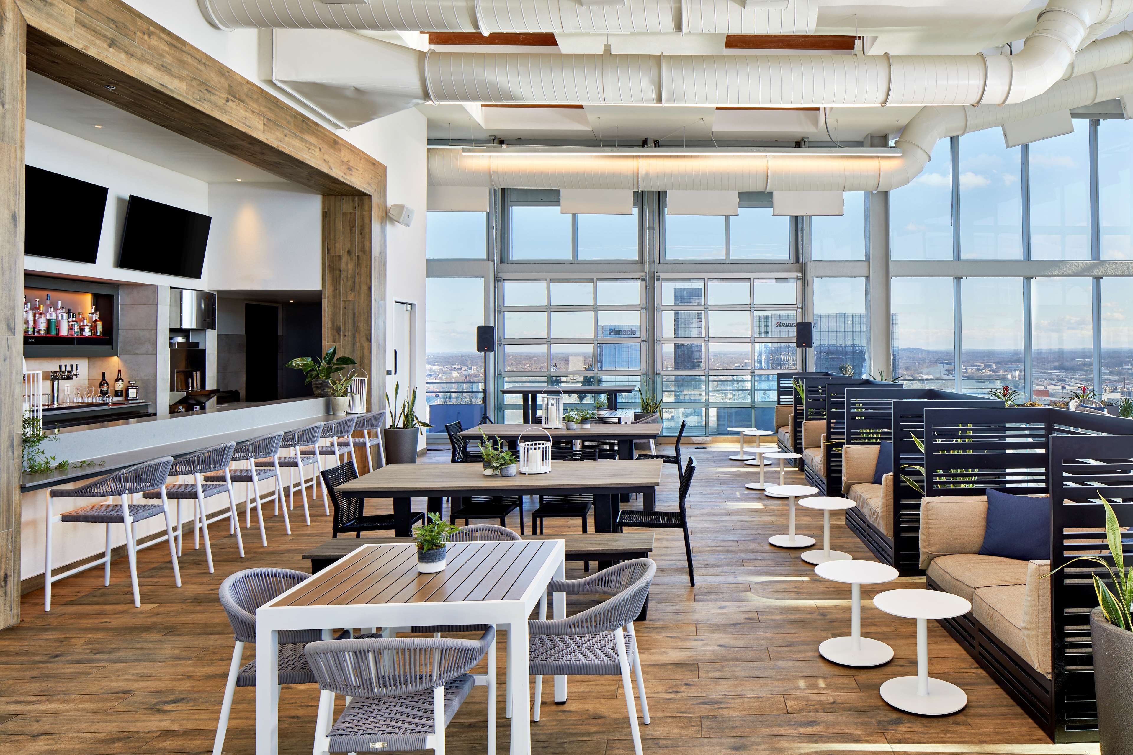 2 间酒吧/酒廊、天台酒吧