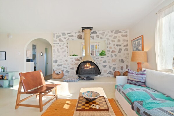 TV, fireplace - 🌵Goat House - Cozy Space To Enjoy The Desert w/Hammocks, BBQ & A Sky Full of Stars!🌵 (Landers)