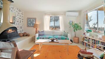 Een televisie en een open haard