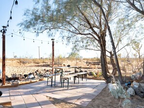 Outdoor dining - 🌵Goat House - Cozy Space To Enjoy The Desert w/Hammocks, BBQ & A Sky Full of Stars!🌵 (Landers)