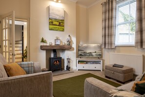 TV, fireplace, DVD player - Poacher's Cottage, Leyburn, Yorkshire Dales (Leyburn,)