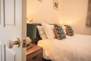 2 bedrooms, iron/ironing board, internet, bed sheets