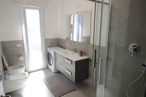 Condo supérieur | Salle de bain | Douche, douche cascade, bidet, serviettes fournies