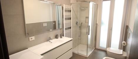 Superior Condo | Bathroom | Shower, rainfall showerhead, bidet, towels