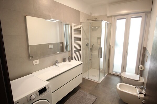 Condo supérieur | Salle de bain | Douche, douche cascade, bidet, serviettes fournies