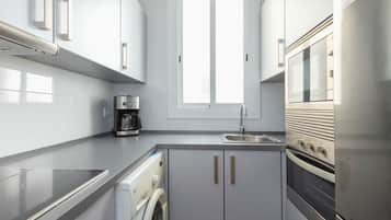 Een koelkast, een microgolfoven, een oven, een vaatwasser