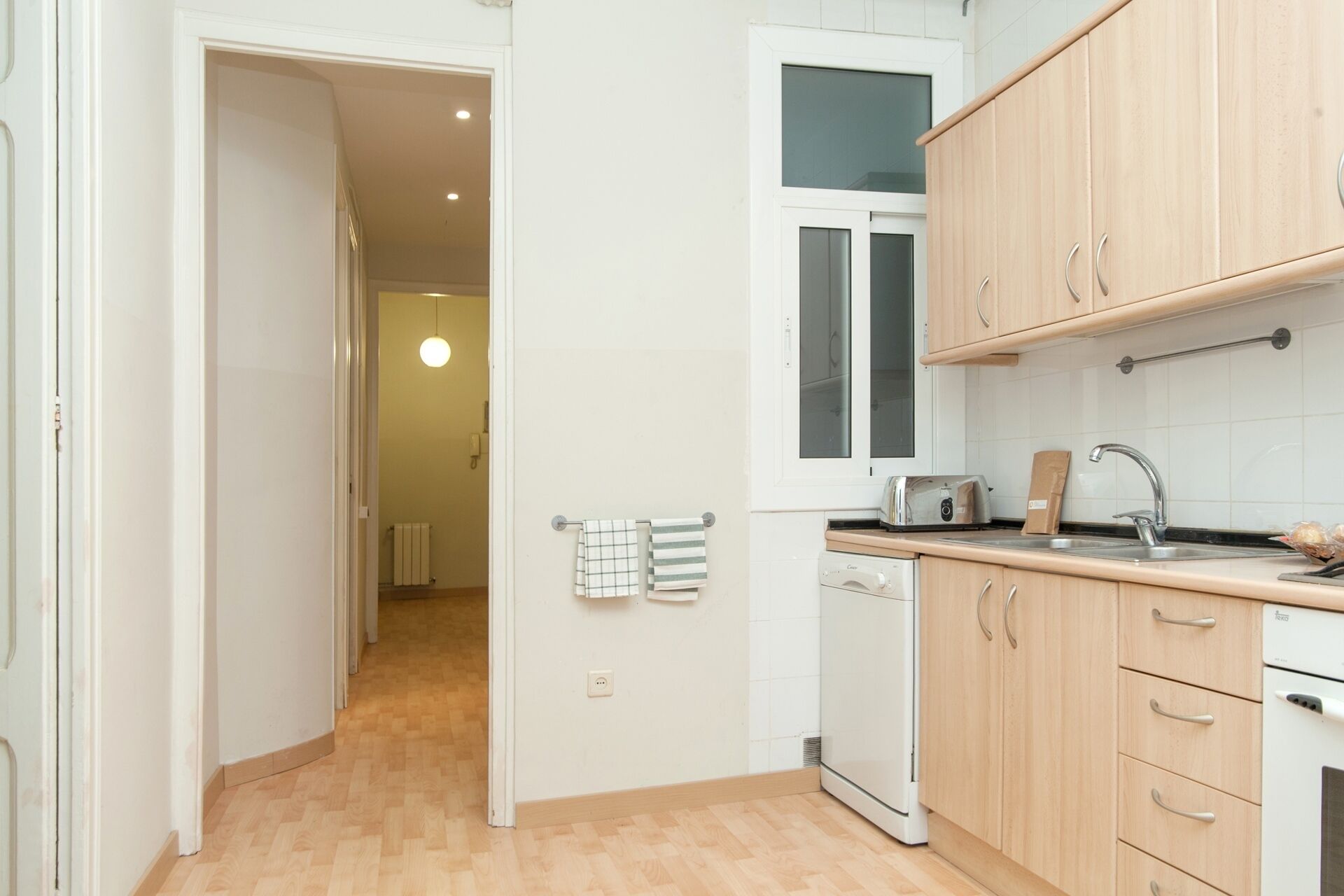 Een koelkast, een magnetron, een oven, een vaatwasser