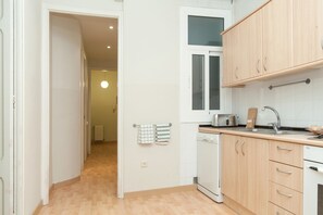 Een koelkast, een magnetron, een oven, een vaatwasser