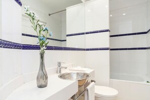 Hair dryer, towels, soap, shampoo - Apartment SF C - 3 bedrooms 5 pax - 300 meters from Sagrada Familia - FREE WIFI (Barcelona)