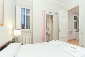 3 slaapkamers, een strijkplank/strijkijzer, wifi, beddengoed