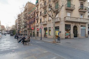 A street with benches, shops, and a 20 km/h speed limit sign. - Gaudí Views- Suite with view on Hospital Sant Pau (UNESCO Heritage) - FREE WIFI (Barcelona)