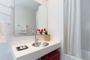 Haartrockner, Handtücher, Seife, Shampoo