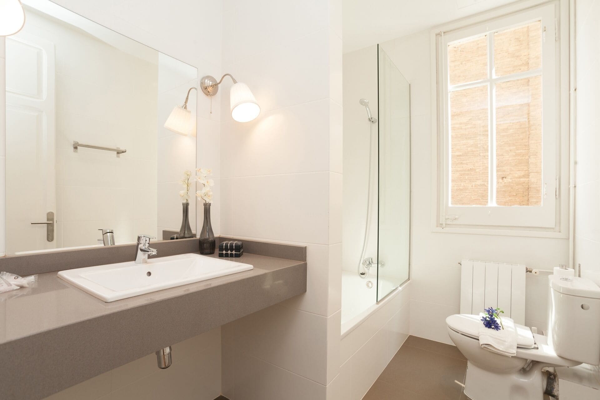 Een haardroger, handdoeken, shampoo, toiletpapier