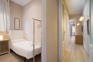 3 habitaciones, tabla de planchar con plancha, wifi y ropa de cama