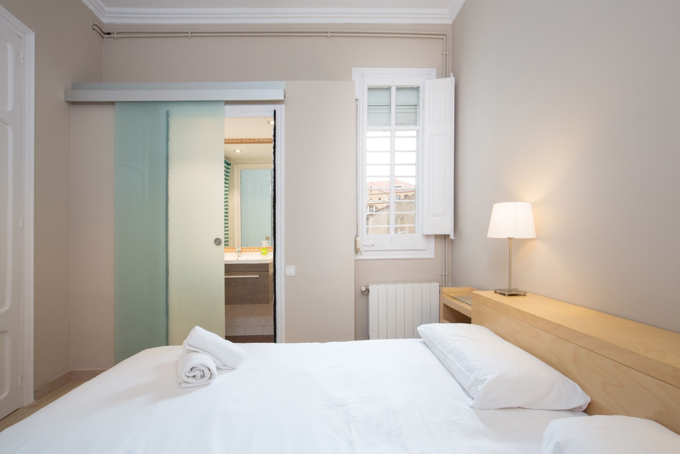 3 habitaciones, tabla de planchar con plancha, wifi y ropa de cama 