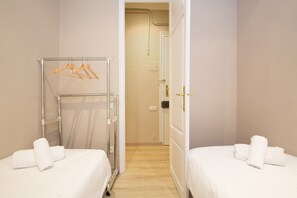 3 habitaciones, tabla de planchar con plancha, wifi y ropa de cama