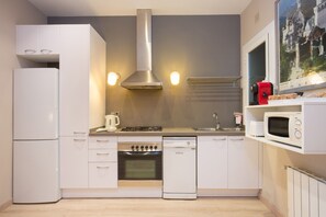 Een koelkast, een magnetron, een oven, een vaatwasser