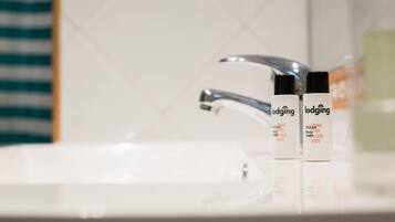 Secadora de cabello, toallas, jabón, shampoo