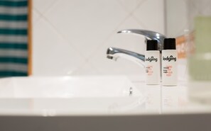 Een haardroger, handdoeken, zeep, shampoo