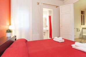 3 habitaciones, tabla de planchar con plancha, wifi y ropa de cama 