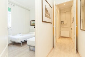 3 habitaciones, tabla de planchar con plancha, wifi y ropa de cama