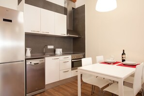 Fridge, microwave, oven, dishwasher - Casa Milá - large apt in Gracia district - FREE WIFI (Barcelona)