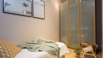 3 habitaciones, tabla de planchar con plancha, wifi y ropa de cama