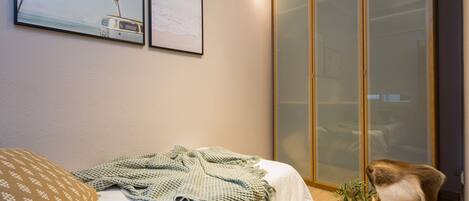 3 chambres, fer et planche à repasser, Wi-Fi, draps fournis