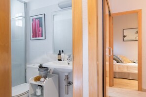 Secadora de cabello, toallas, jabón, shampoo 